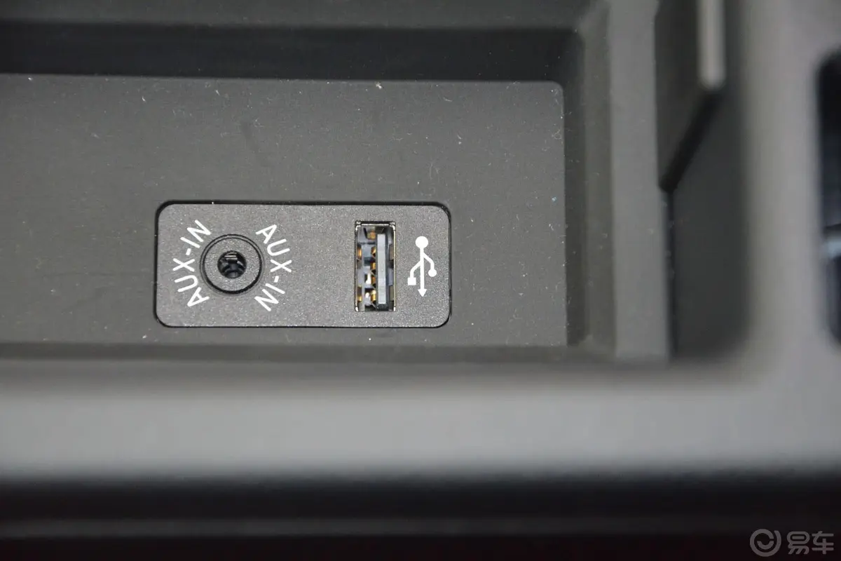 宝马4系敞篷轿跑车 435i 风尚设计套装USB接口