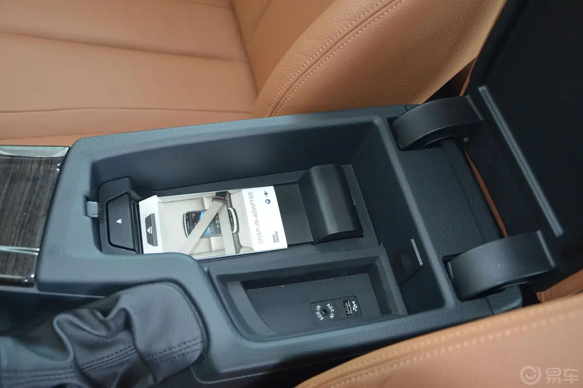 宝马4系双门轿跑车 428i xDrive 豪华设计套装前排中央扶手箱空间