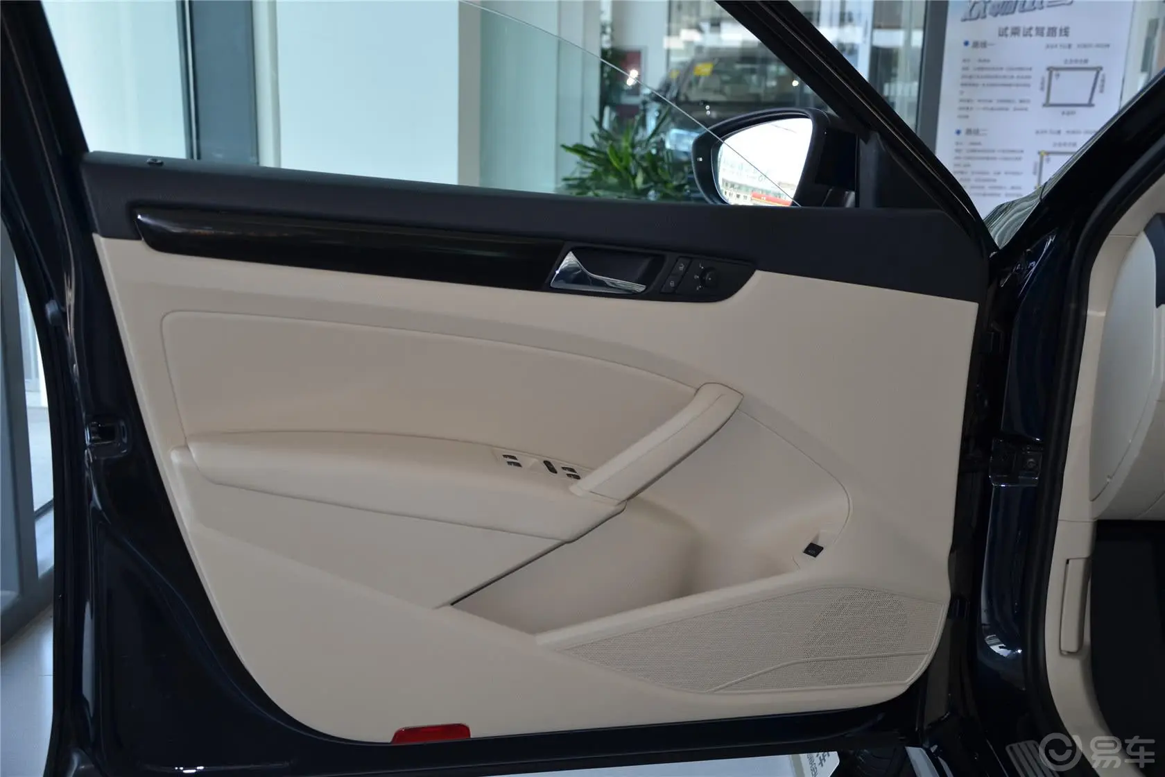 帕萨特1.8T 双离合 尊雅版驾驶员侧车门内门板