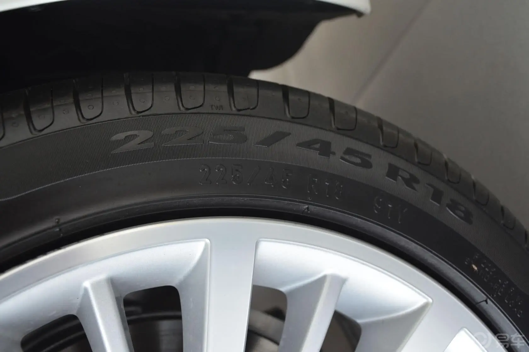 宝马4系双门轿跑车 428i xDrive 豪华设计套装轮胎规格