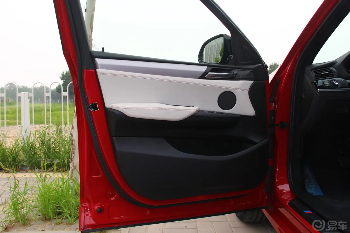 宝马X4xDrive35i M运动版驾驶员侧车门内门板