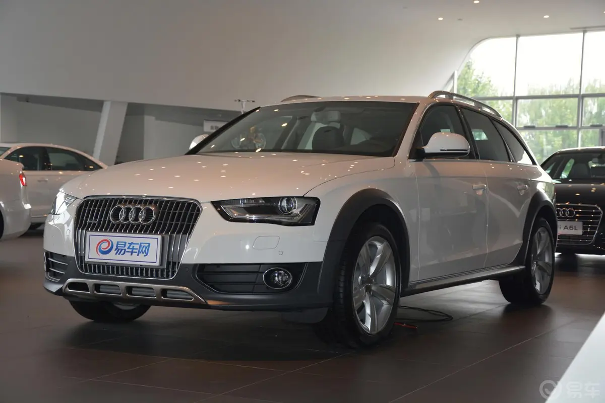 奥迪A4(进口)40TFSI allroad quattro plus侧前45度车头向左水平