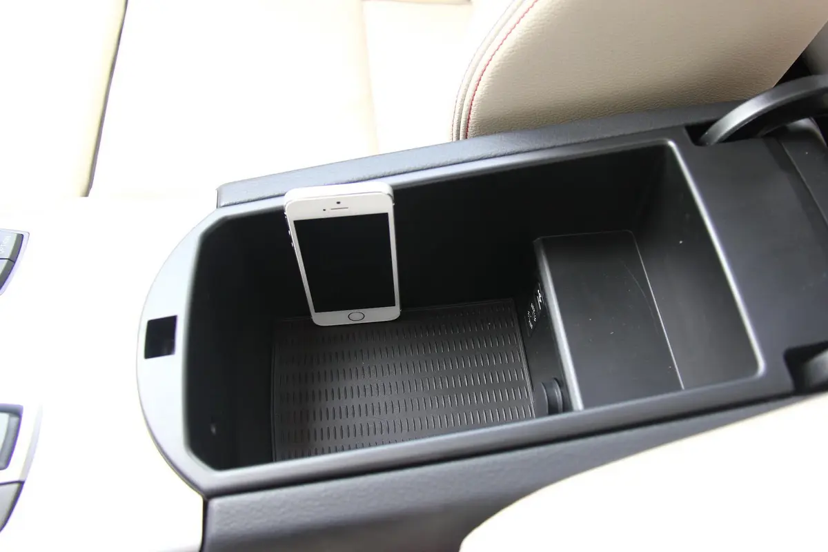 宝马X4xDrive35i M运动版前排中央扶手箱空间