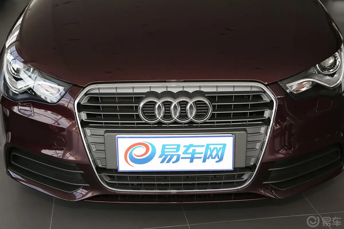 奥迪A1Sportback 30TFSI 时尚型前格栅侧俯拍