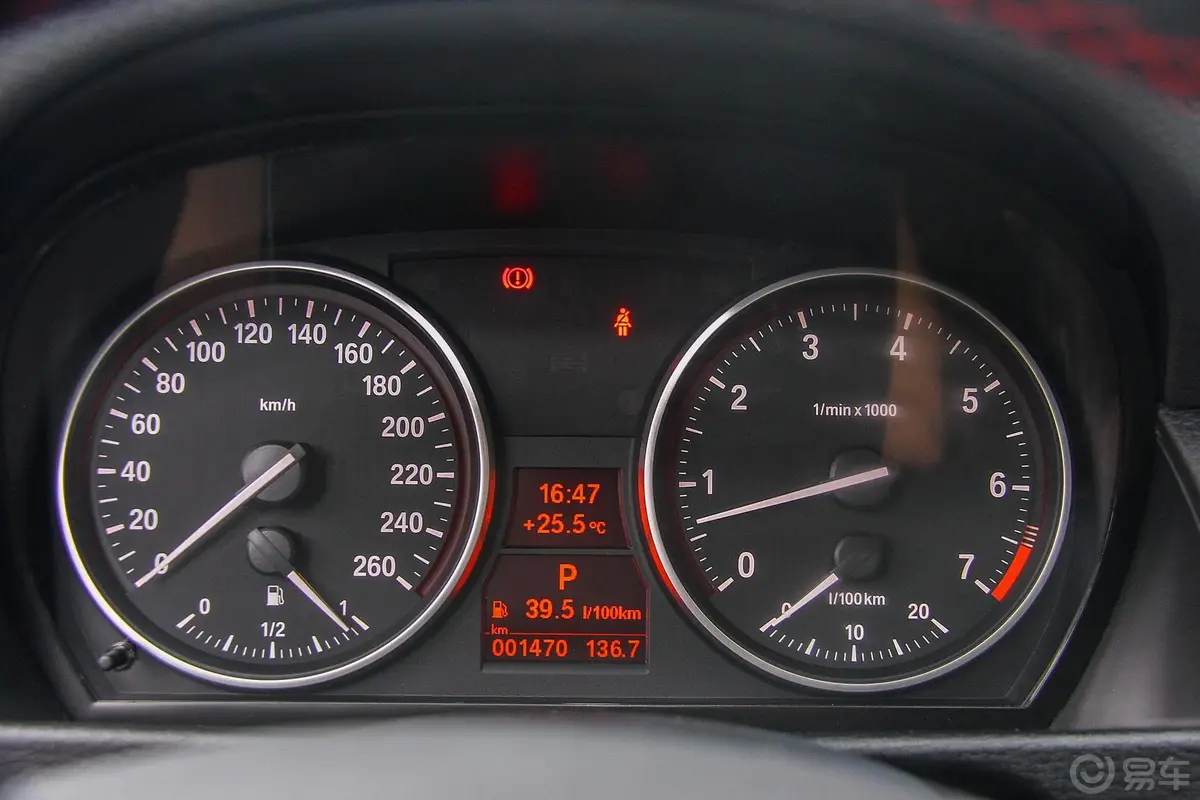 宝马X1sDrive18i 运动设计套装仪表盘背光显示
