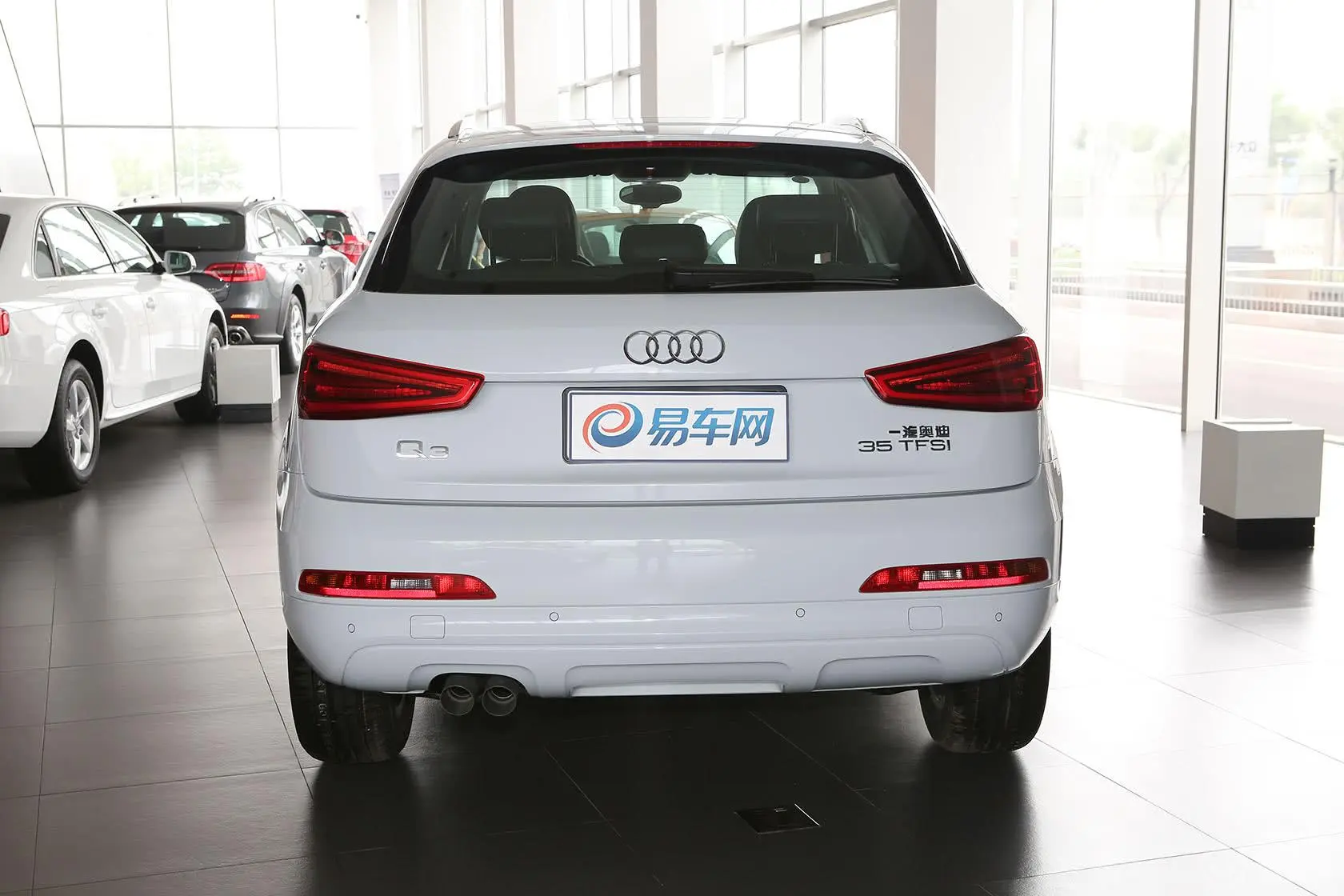 奥迪Q335TFSI 舒适型正后水平