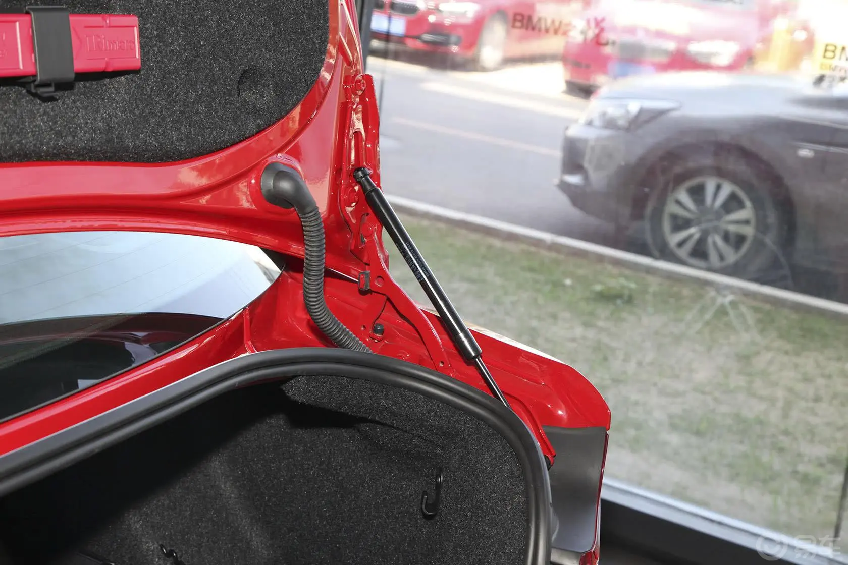 宝马2系220i 运动设计套装行李厢支撑杆