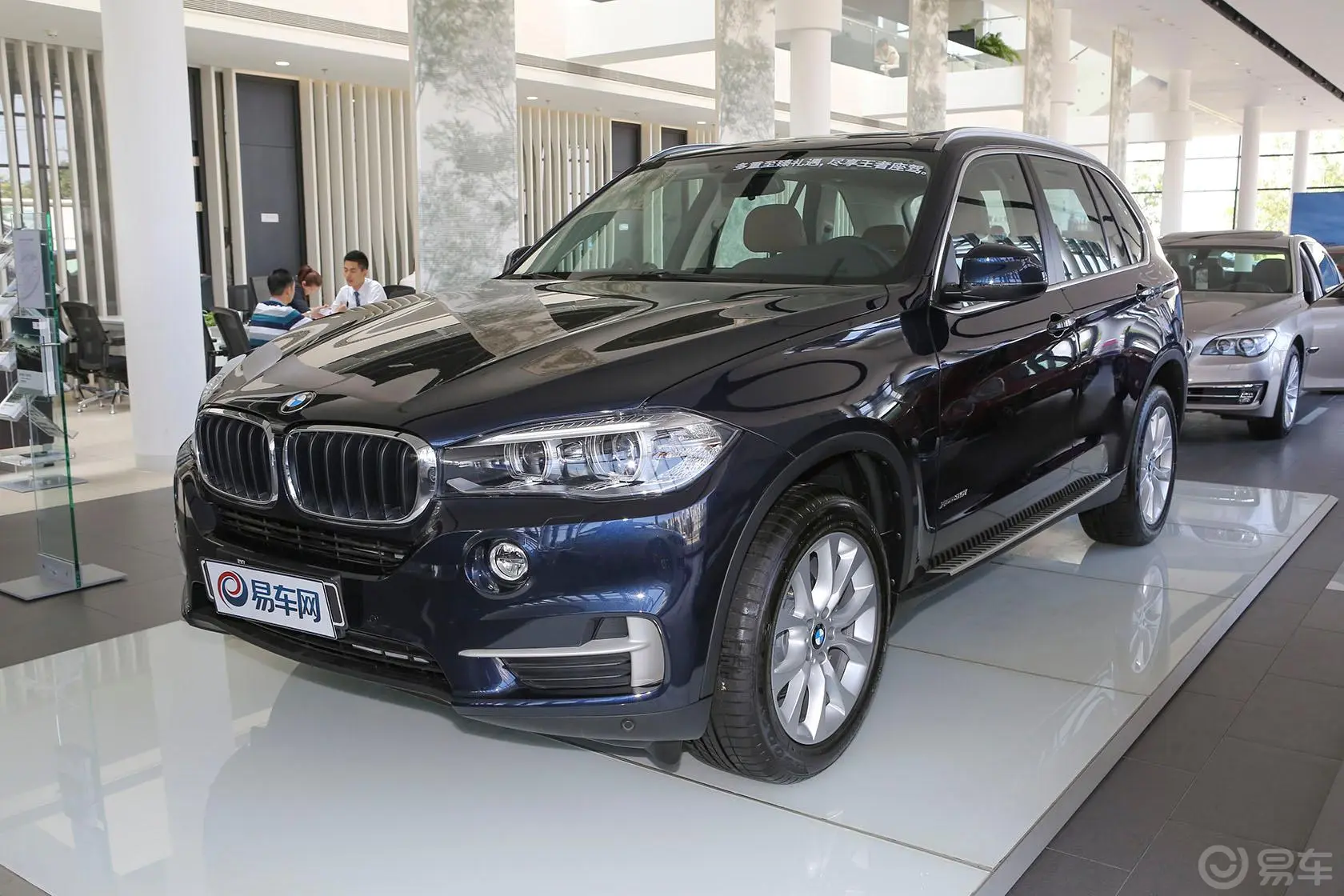 宝马X5(进口)xDrive35i 领先型侧前45度车头向左水平