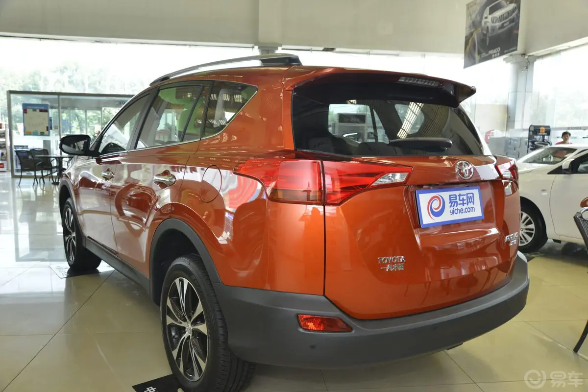 RAV4荣放2.5L 手自一体 豪华版侧后45度车头向左水平