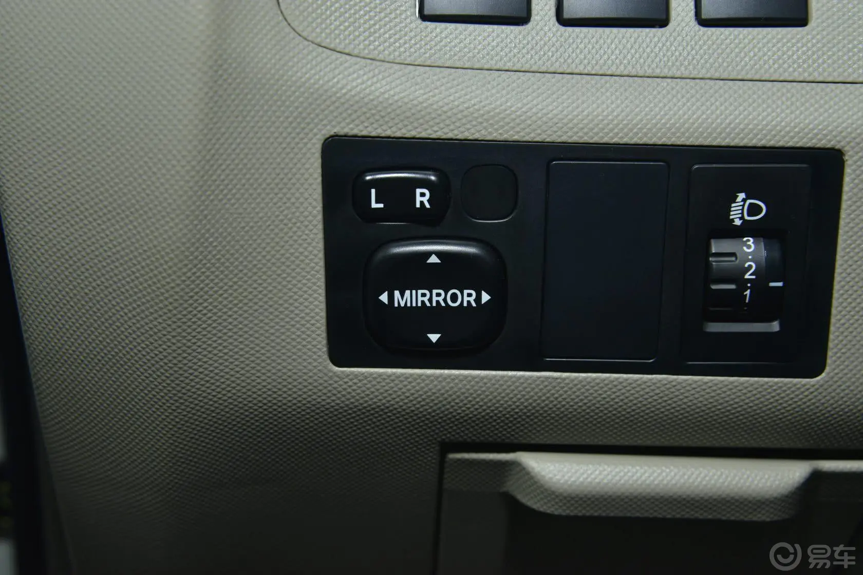 比亚迪M62.4L 手动 舒适版外后视镜控制键