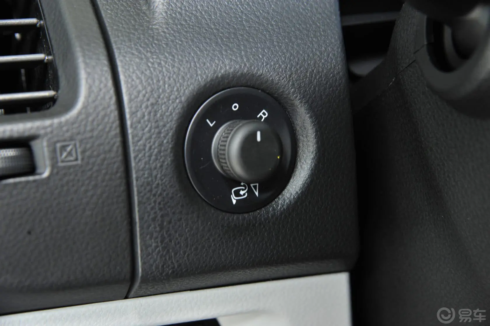 优6 SUV2.0T 旗舰型外后视镜控制键