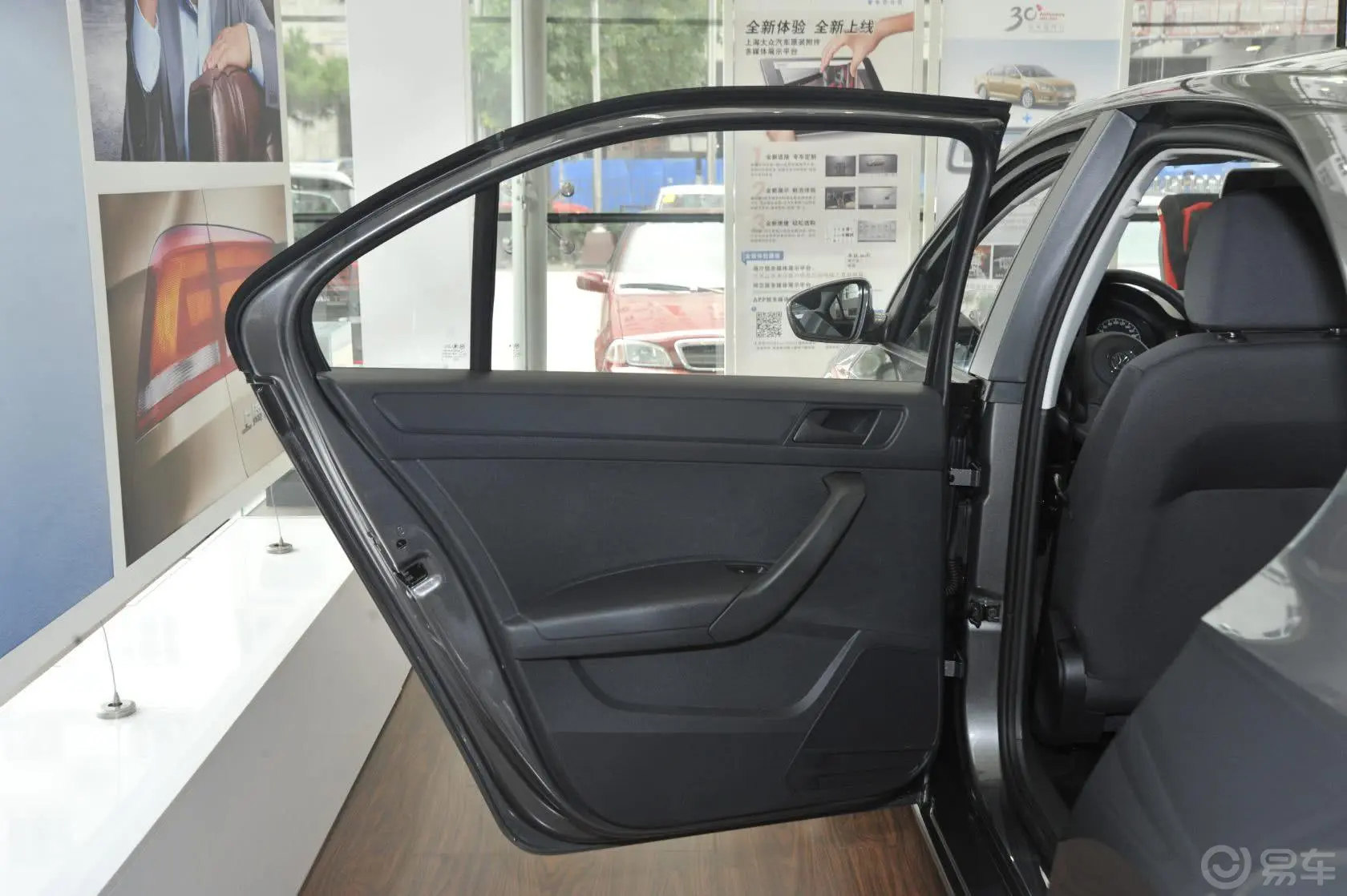 桑塔纳1.6L 自动 风尚版驾驶员侧车门内门板