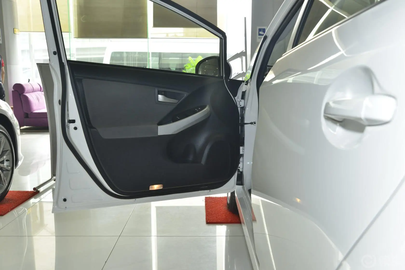 普锐斯1.8L CVT 标准版驾驶员侧车门内门板