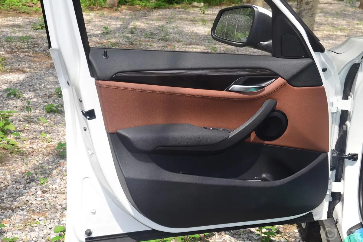 宝马X1sDrive20i X设计套装驾驶员侧车门内门板