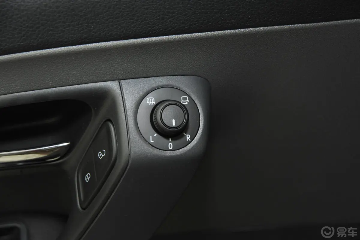 PoloCross 1.6L 手动驾驶员侧车门内门板