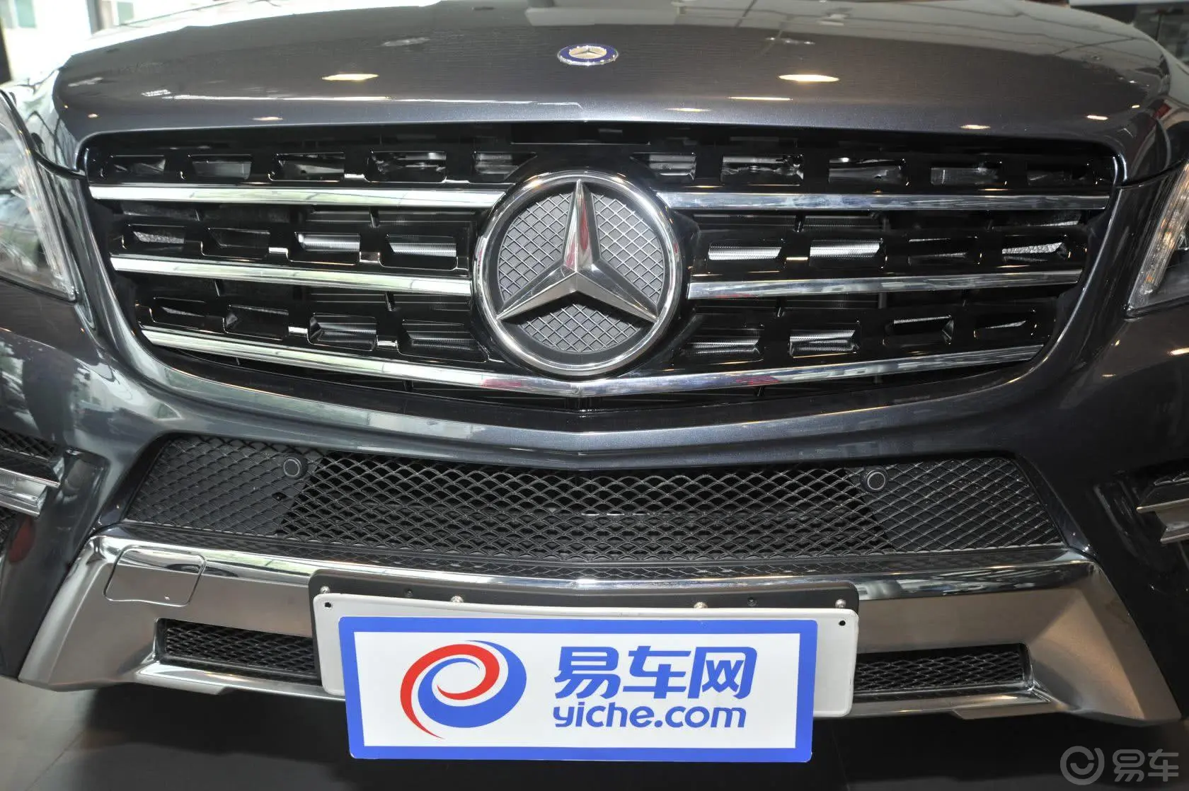 奔驰M级ML400 4MATIC 动感型前格栅侧俯拍