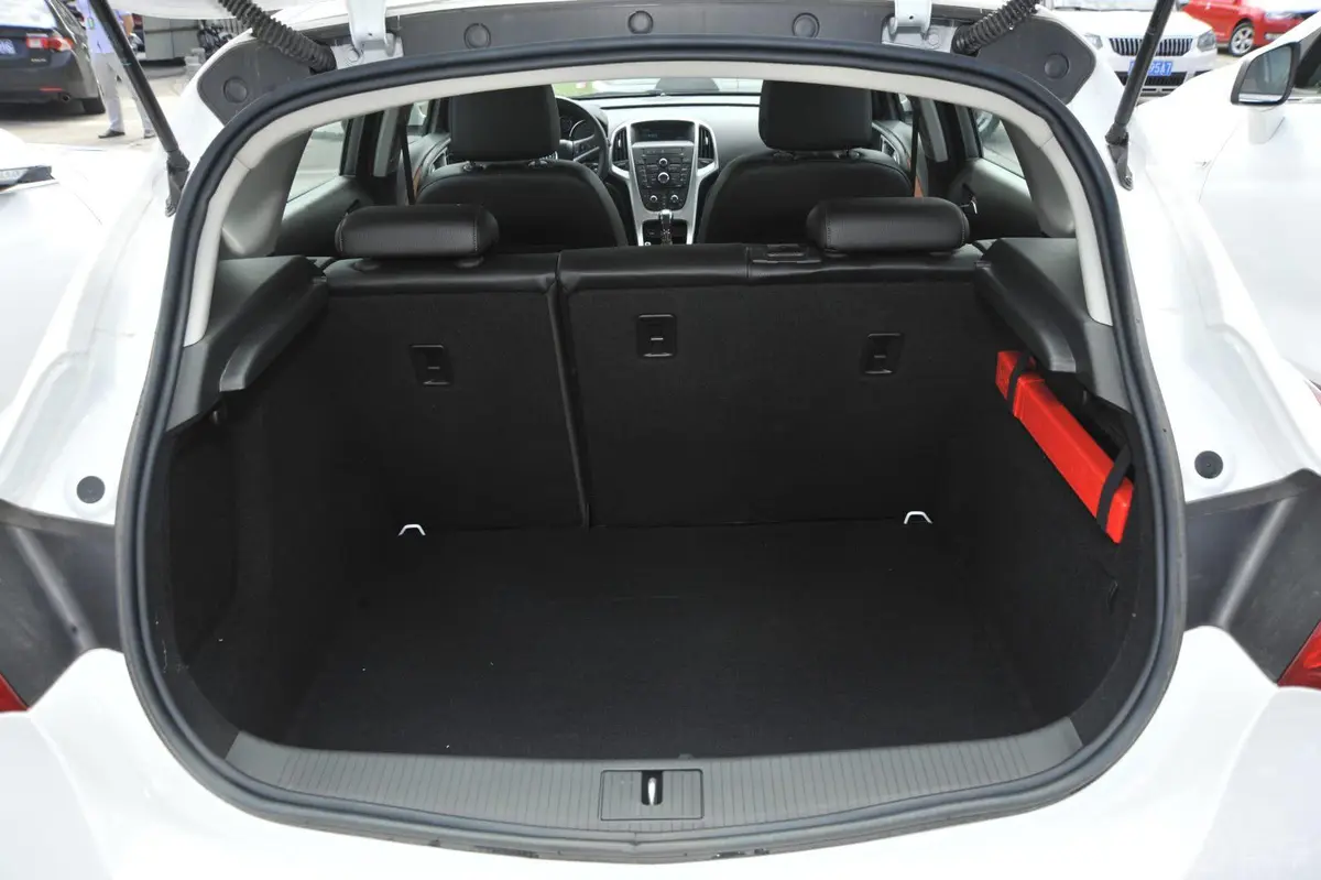 英朗XT 1.6T 自动 时尚运动型 Alcantara版行李箱空间