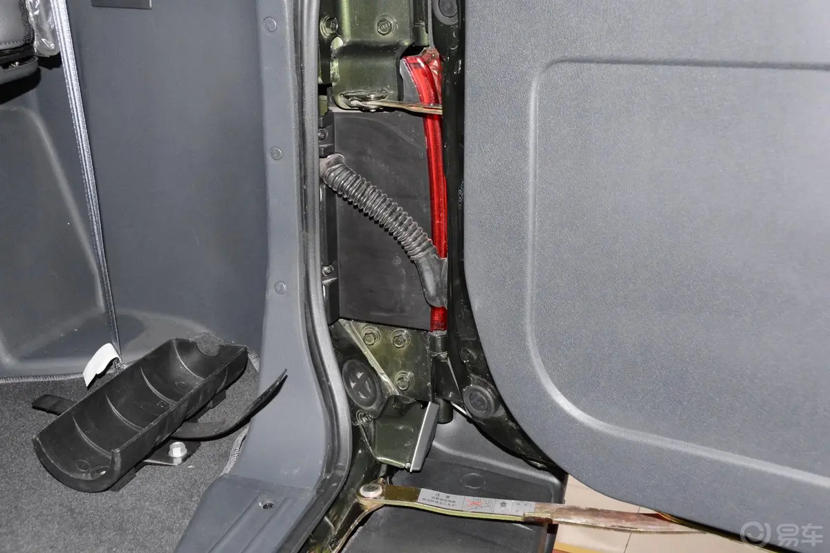 猎豹Q62.4L 手动 四驱型行李厢支撑杆