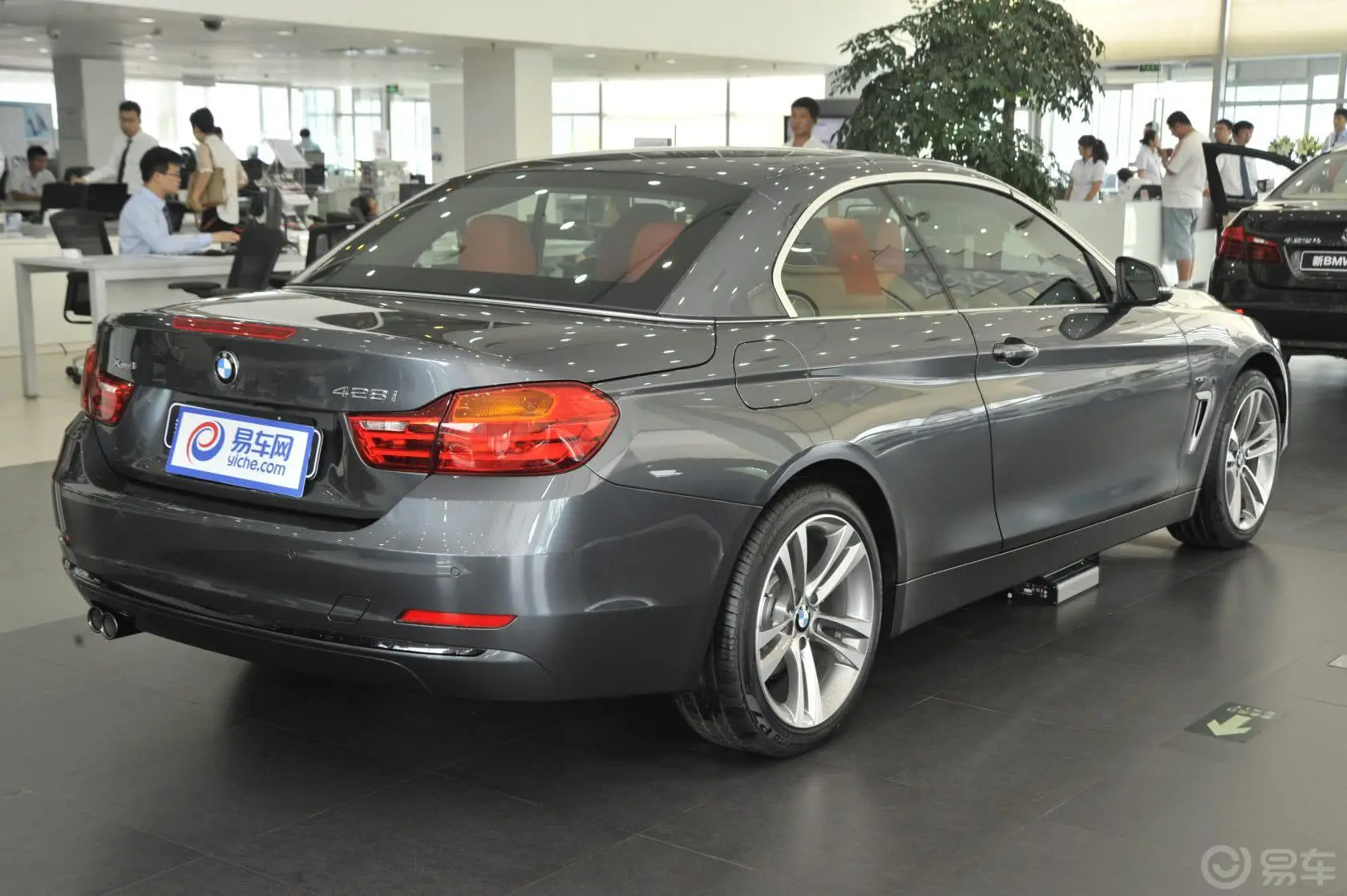 宝马4系敞篷轿跑车 428i xDrive 设计套装型侧后45度车头向右水平