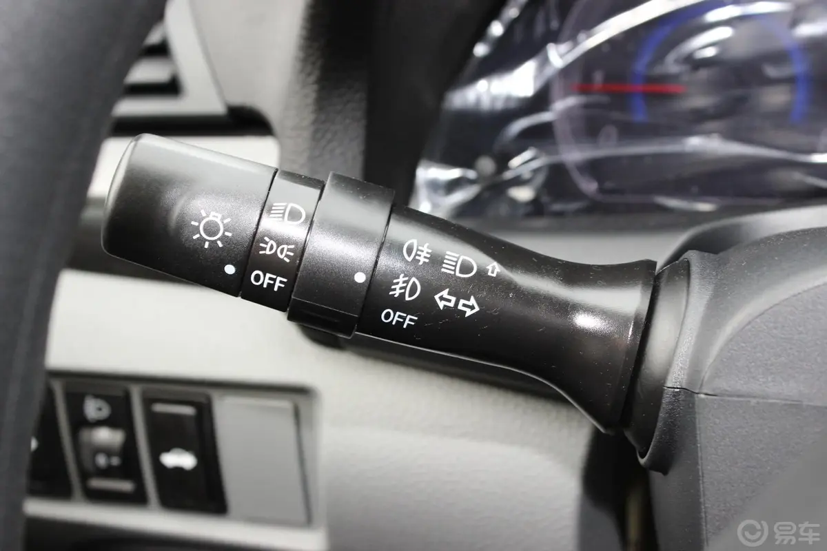 众泰Z300新视界版 1.5L 手动 豪华型大灯远近光调节柄