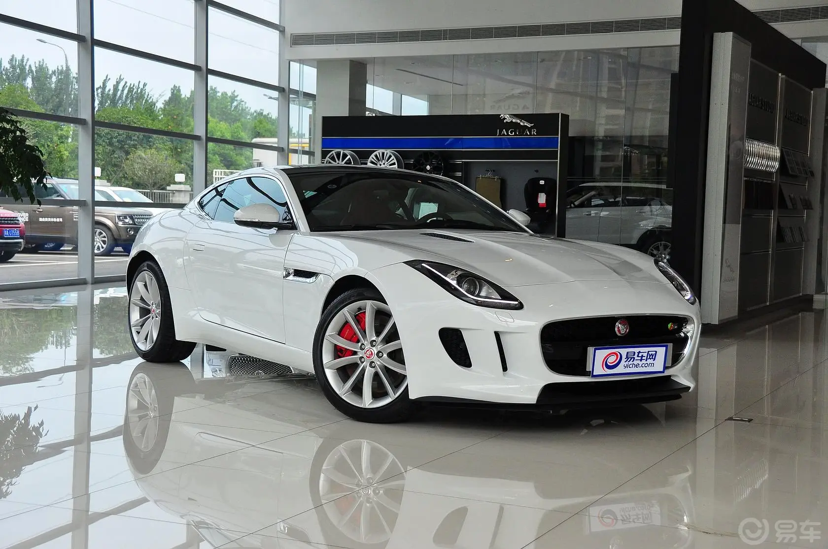 捷豹F-TYPE3.0T V6 S Coupe侧后45度车头向右水平