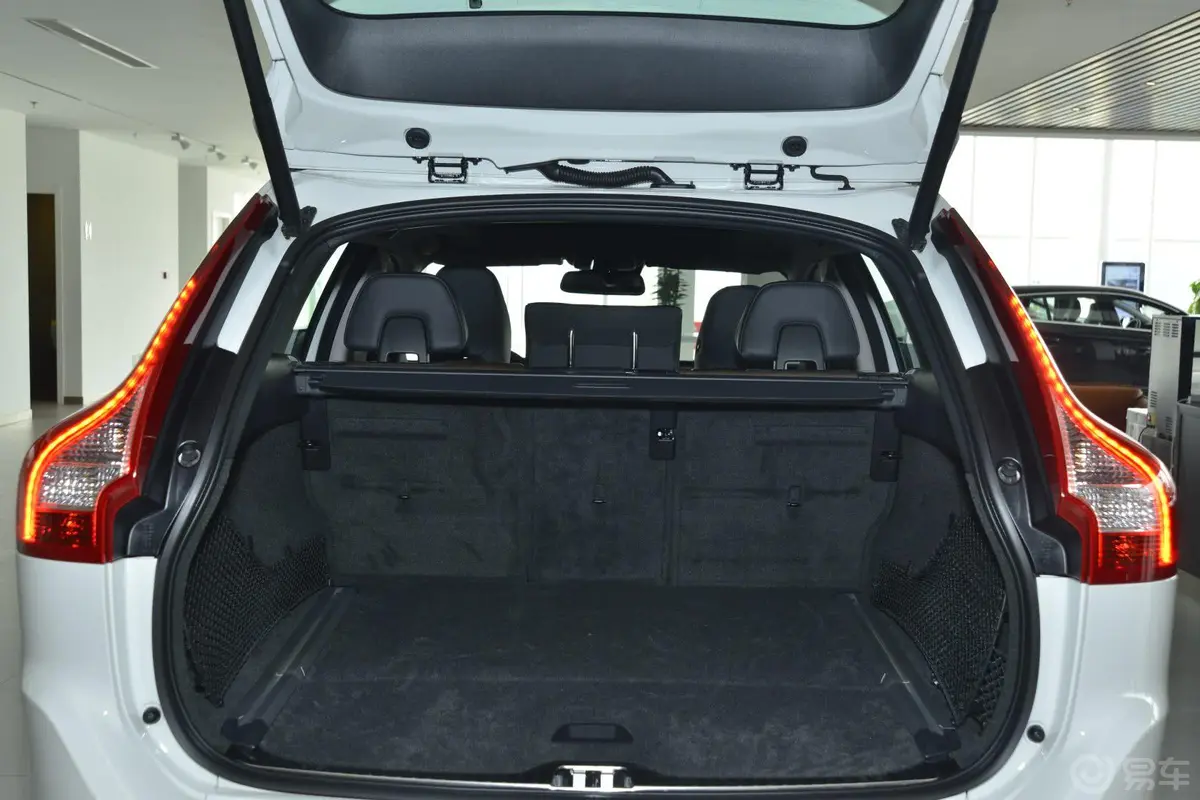沃尔沃XC60(进口)T6 智逸版行李箱空间