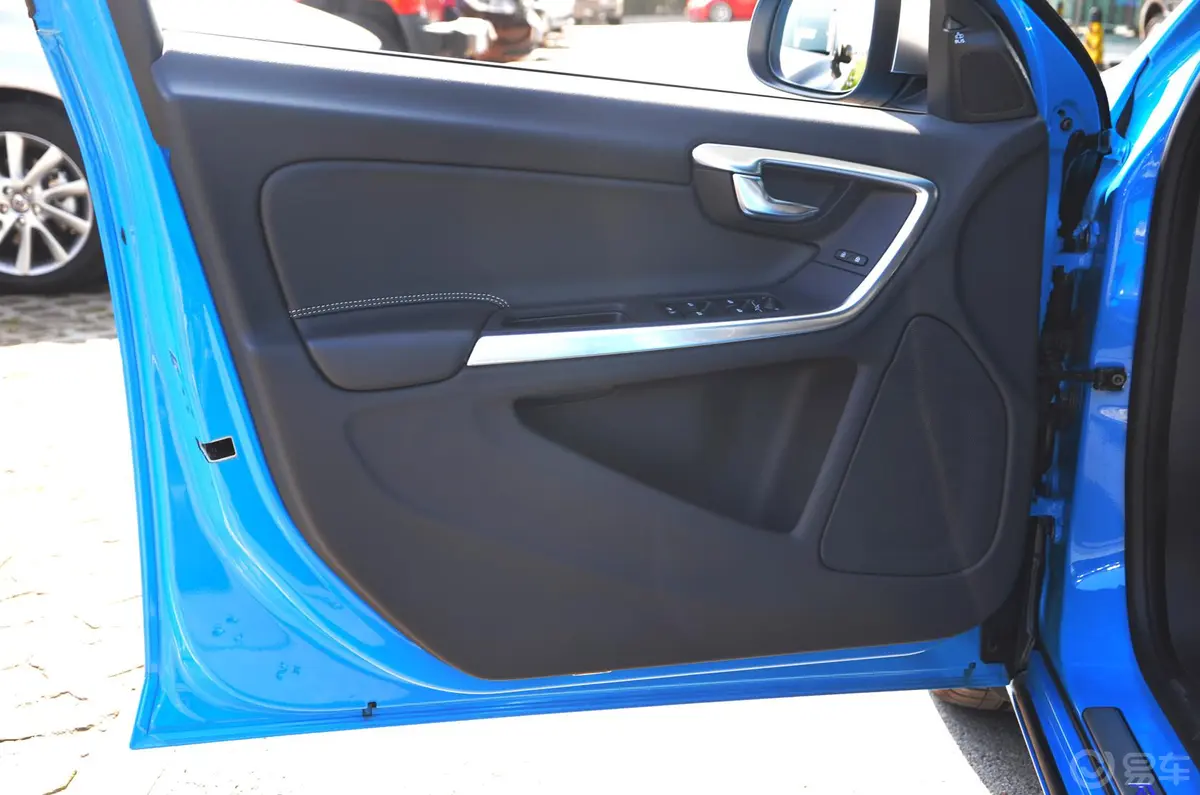 沃尔沃S60(进口)3.0T T6 R-Design个性运动版驾驶员侧车门内门板