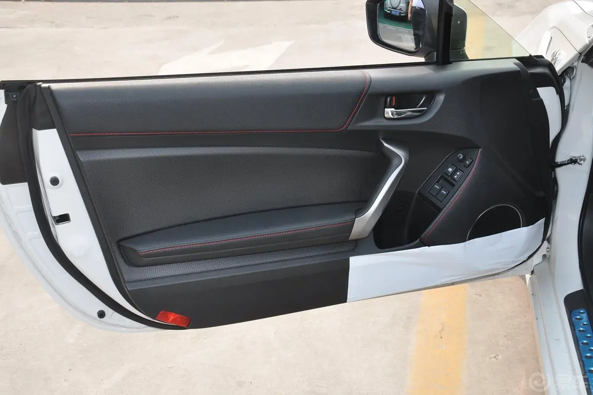 丰田862.0L 自动 豪华型驾驶员侧车门内门板