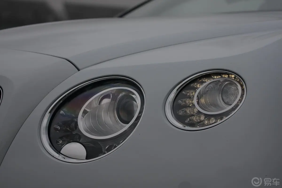 欧陆GT 4.0L V8 S大灯侧45度俯拍