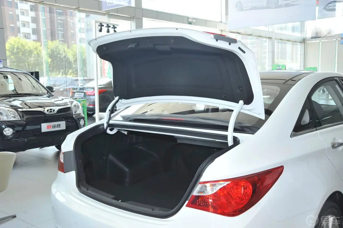 索纳塔2.0L 自动 GLX 豪华版行李厢开口范围