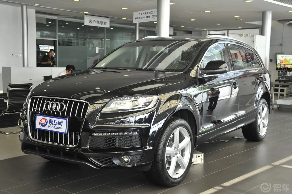 奥迪Q735 TFSI quattro 运动型侧前45度车头向左水平