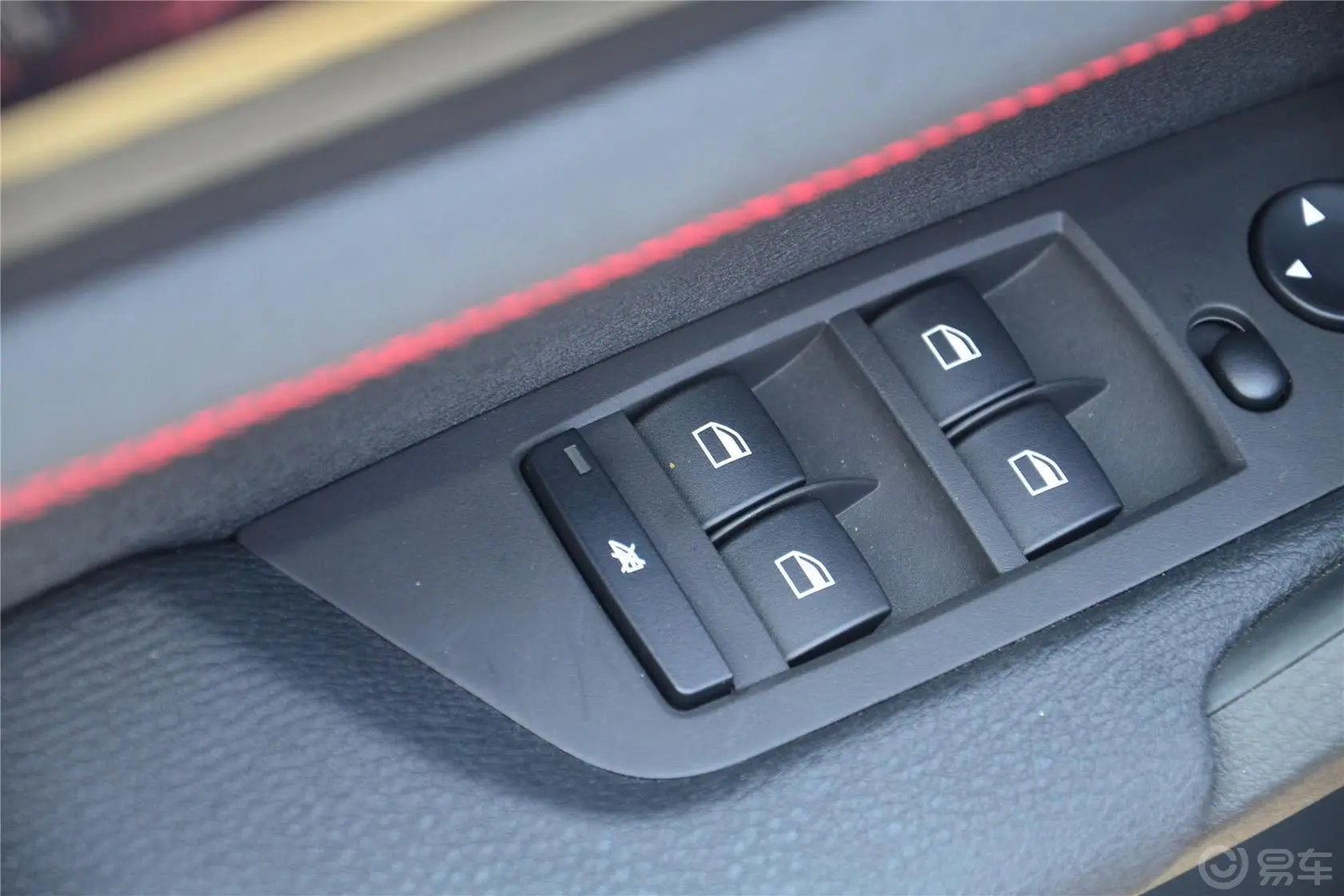 宝马X1sDrive18i 运动设计套装车窗升降键