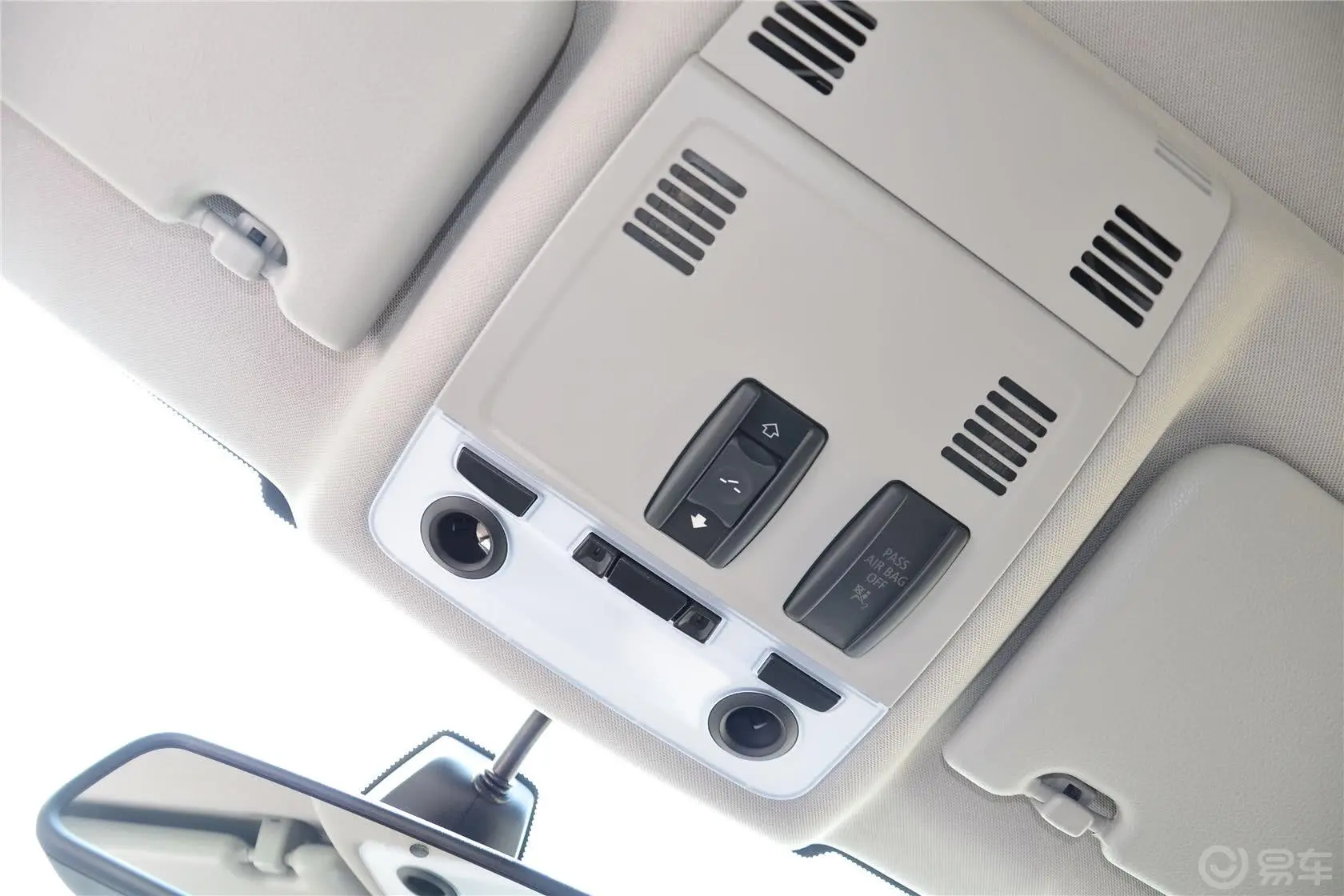 宝马X1sDrive18i 运动设计套装前排车顶中央控制区