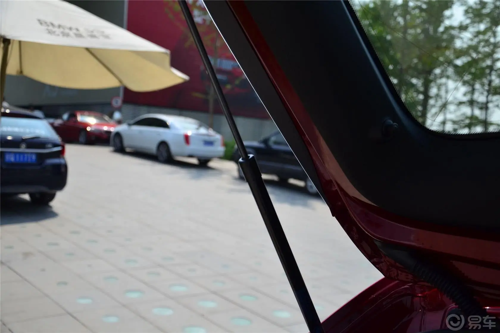 宝马X1sDrive18i 运动设计套装行李厢支撑杆