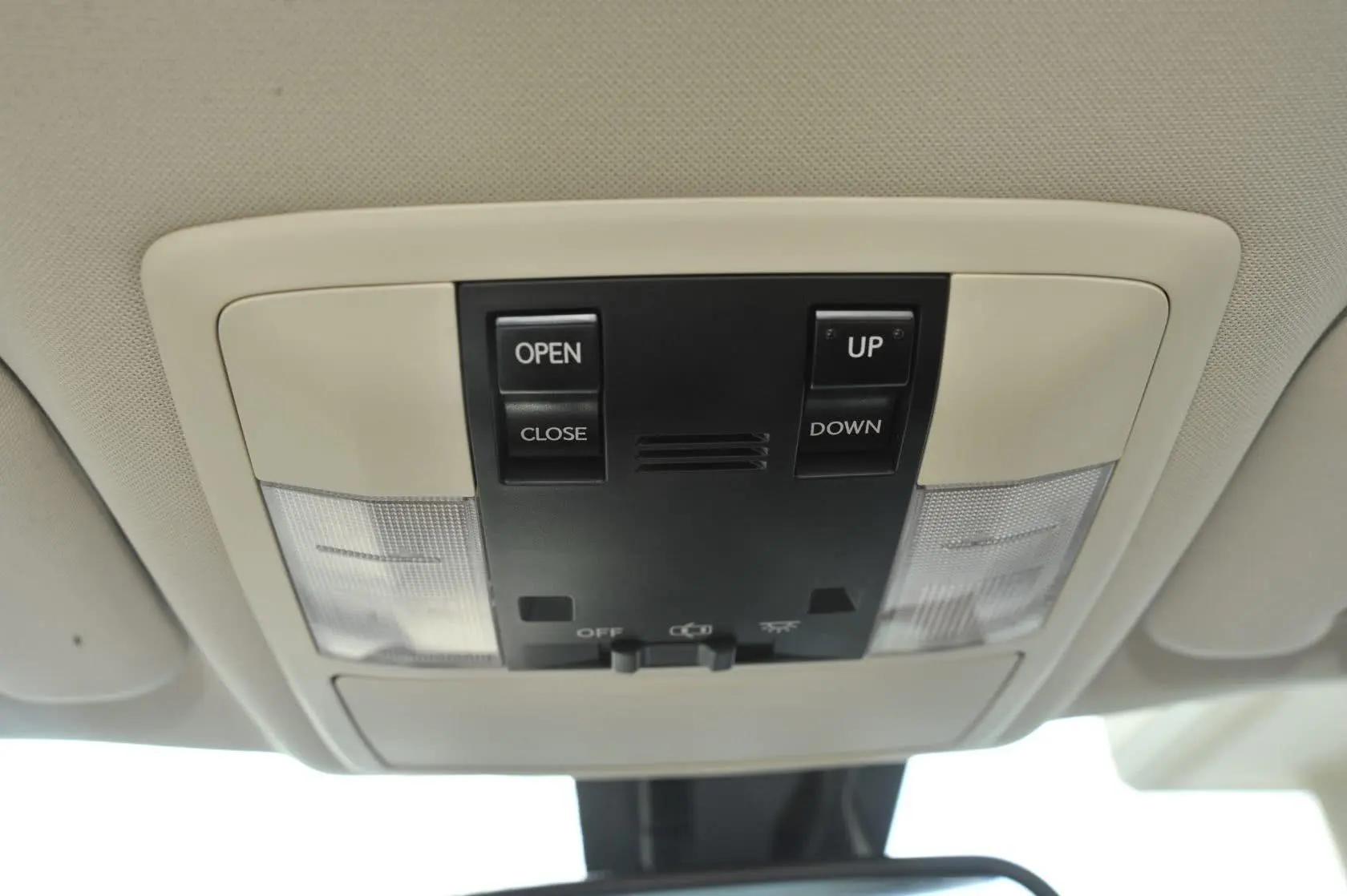 雷克萨斯CT200h 1.8L 自动 舒适版（双色）前排车顶中央控制区