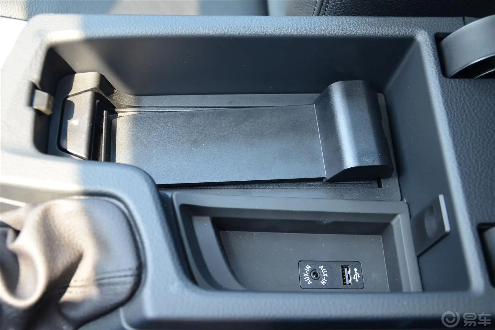 宝马4系双门轿跑车 435i xDrive 运动设计套装前排中央扶手箱空间