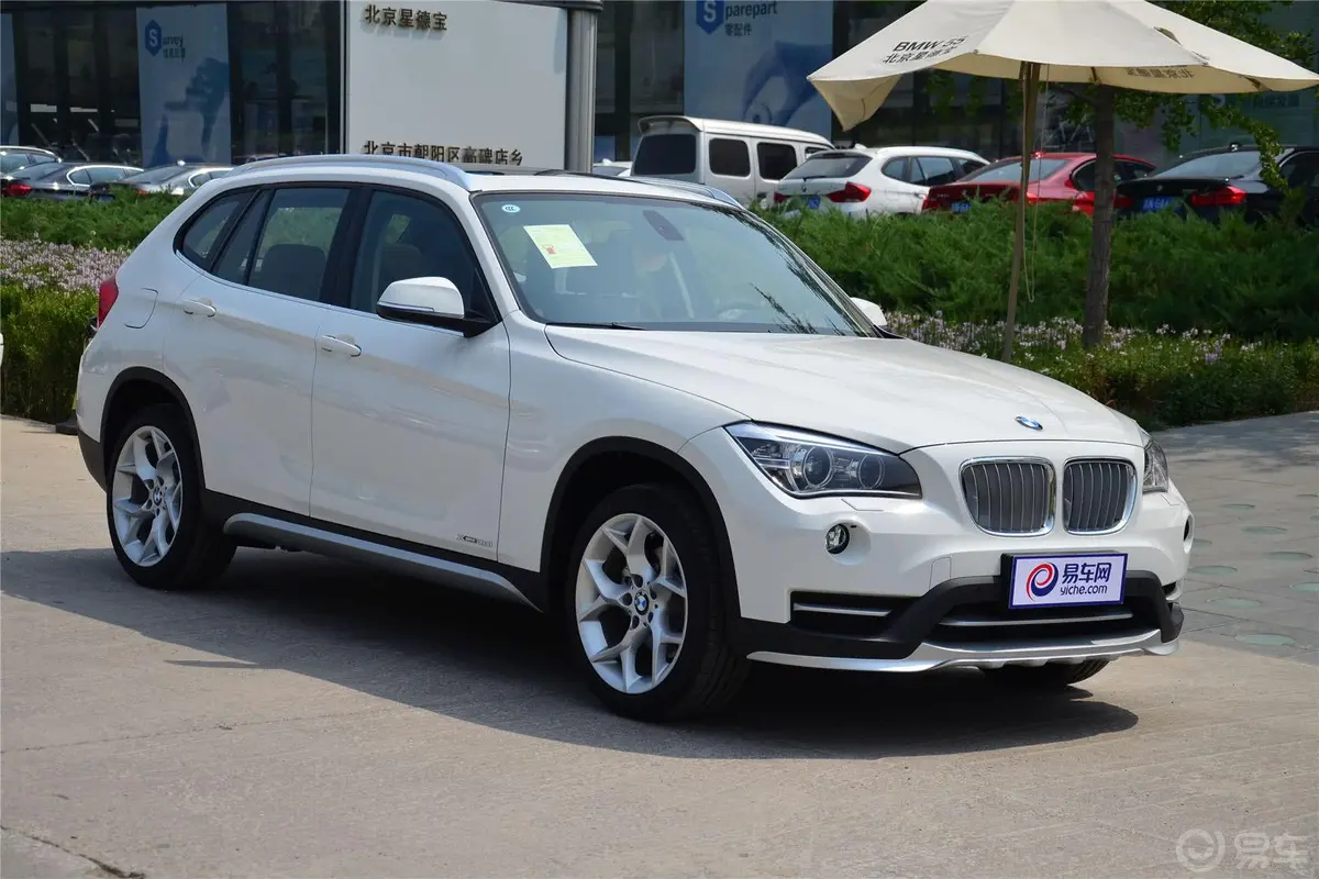 宝马X1xDrive28i X设计套装侧前45度车头向右水平