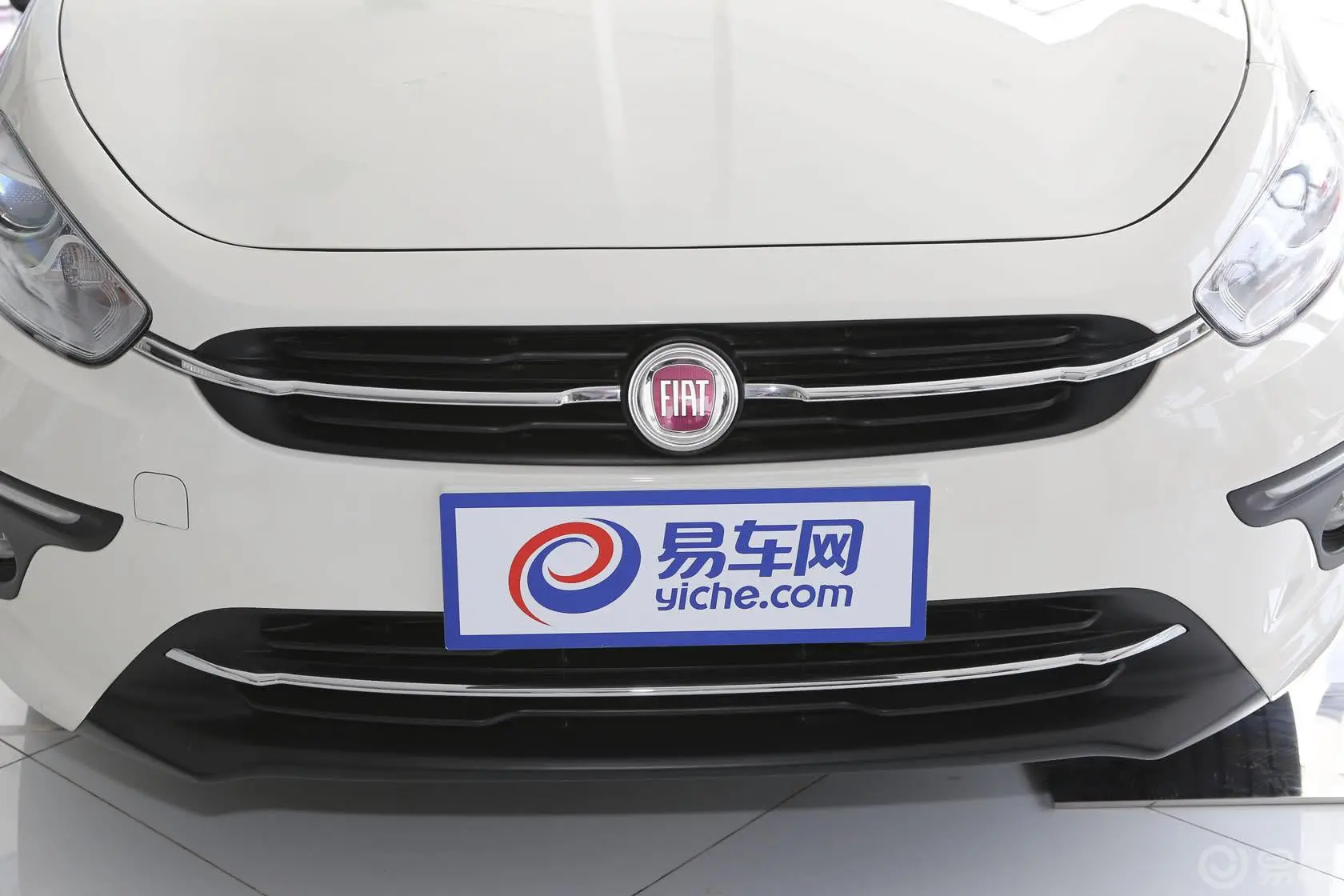 致悦1.4T 双离合 豪华版前格栅侧俯拍