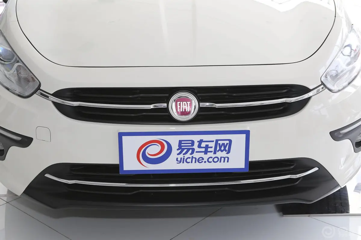 致悦1.4T 双离合 豪华版前格栅侧俯拍