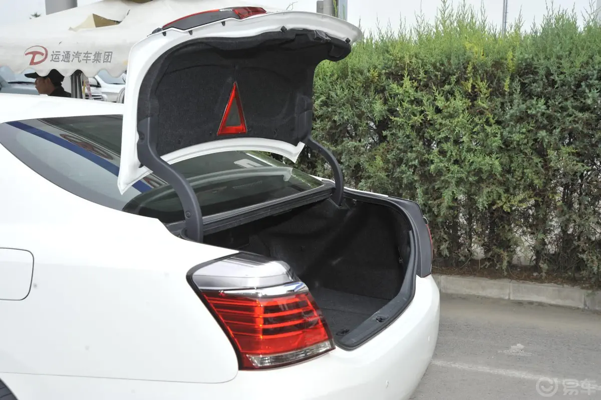 皇冠V6 2.5L Royal 舒适版行李厢开口范围