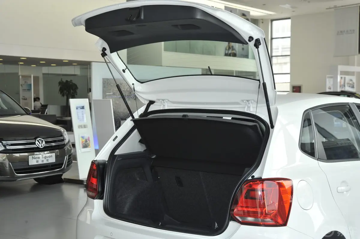 Polo1.6L 自动 舒适版行李厢开口范围
