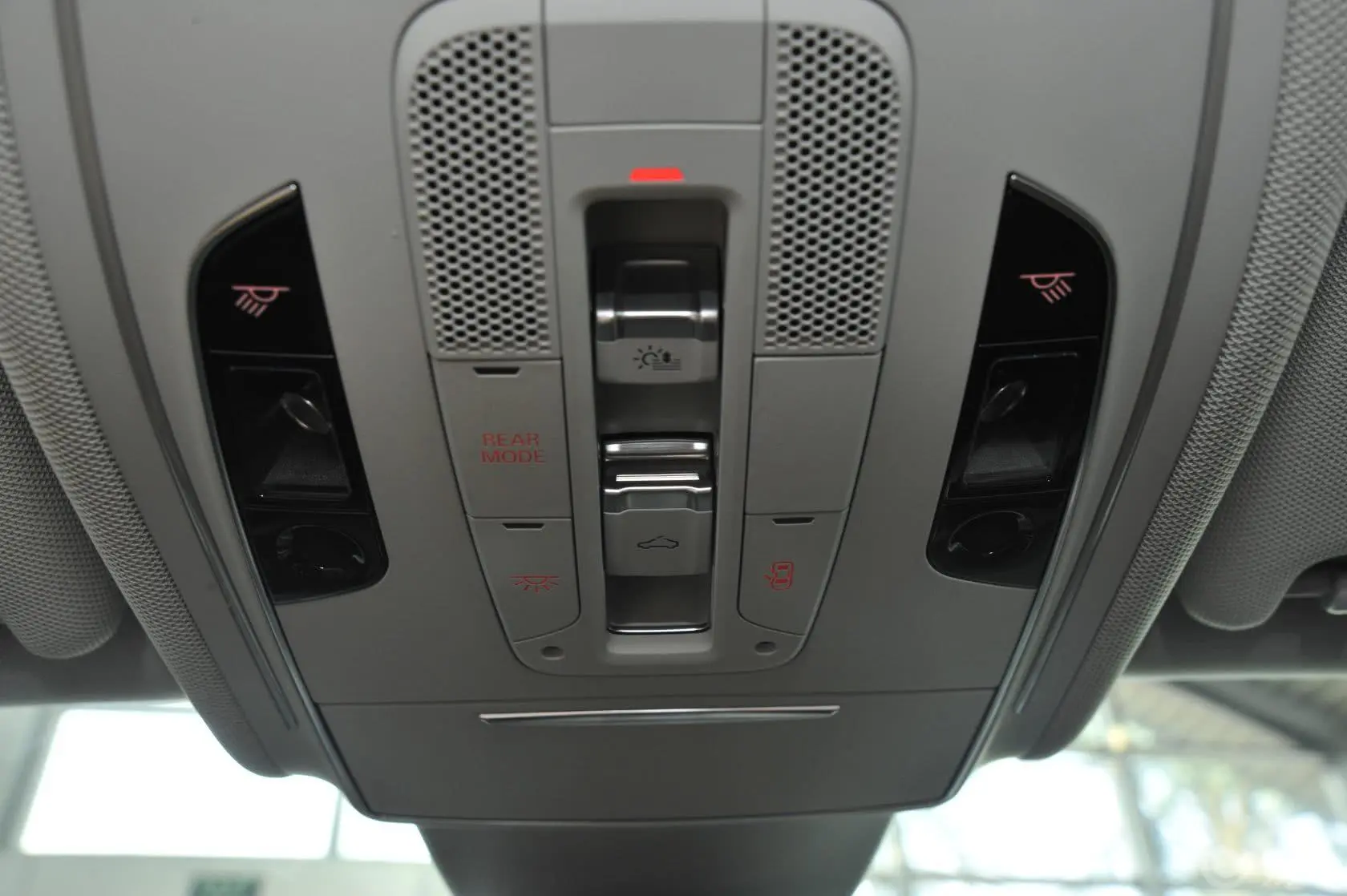 奥迪A8A8L 45 TFSI quattro 豪华型前排车顶中央控制区