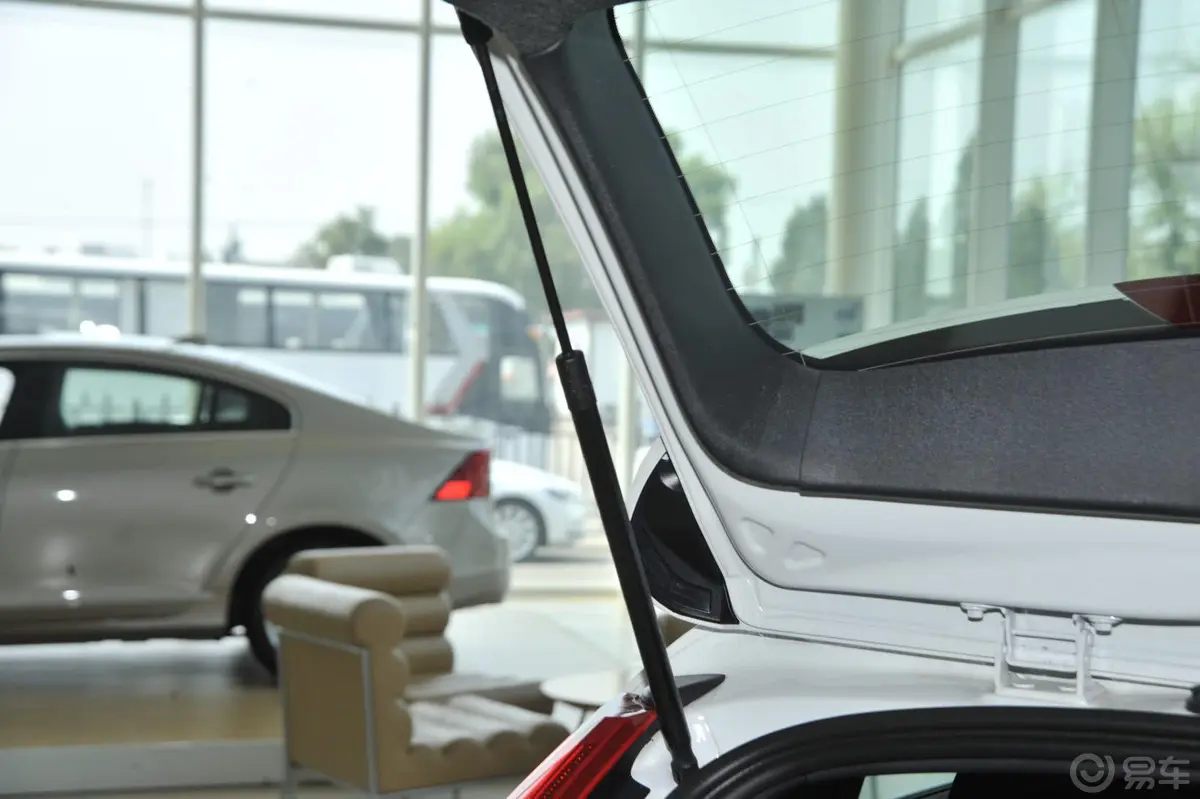 沃尔沃V60T5 智雅 个性运动版行李厢支撑杆