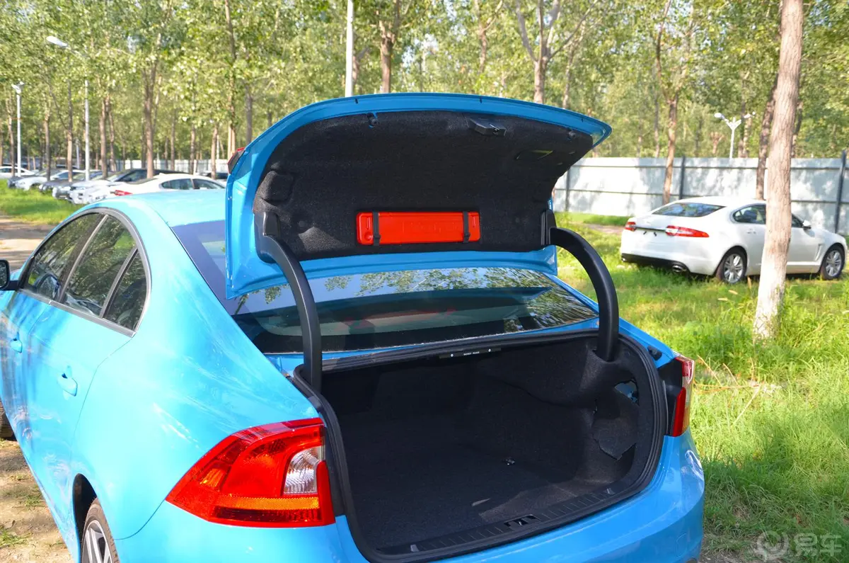 沃尔沃S60(进口)2.0T T5 R-Design个性运动版行李厢开口范围