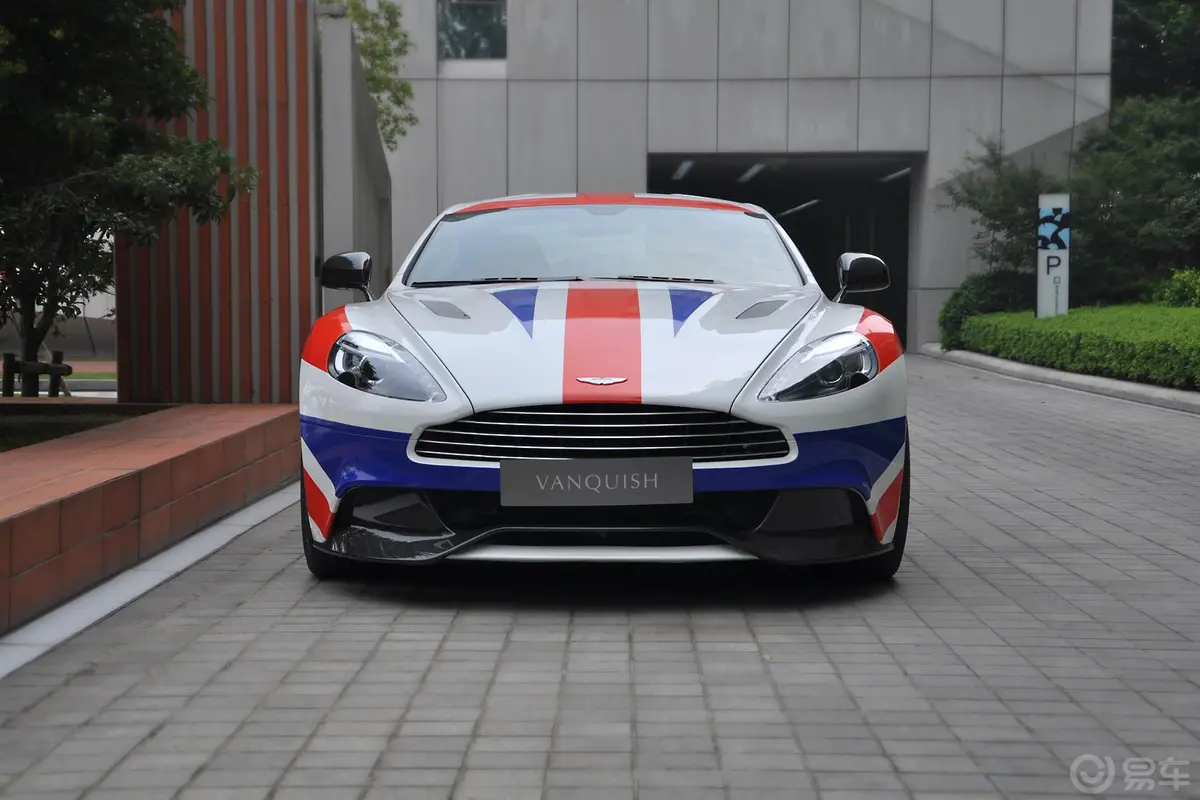 Vanquish6.0L 基本款侧后45度车头向右水平