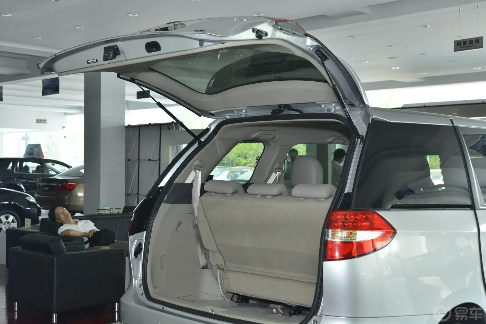 比亚迪M62.4L 手动 尊贵版行李厢开口范围