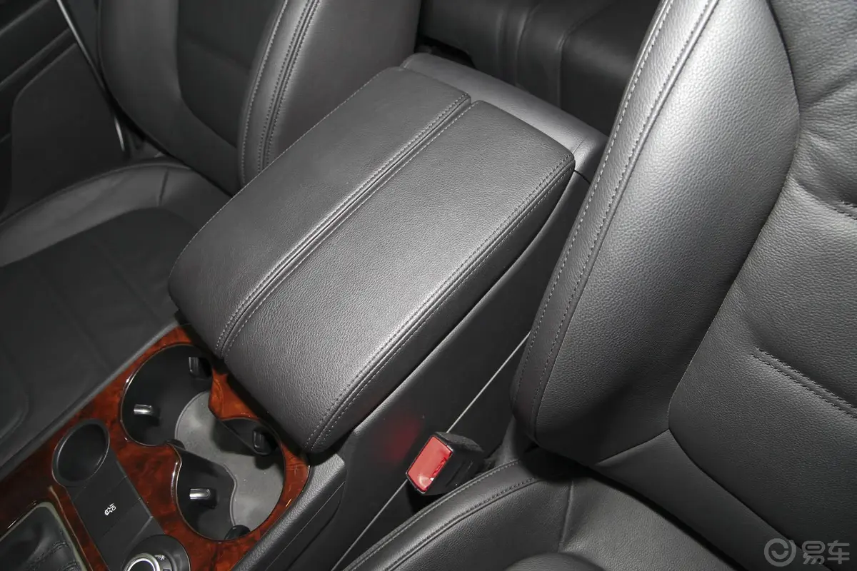 途锐V6 TSI 标配型前排中央扶手箱