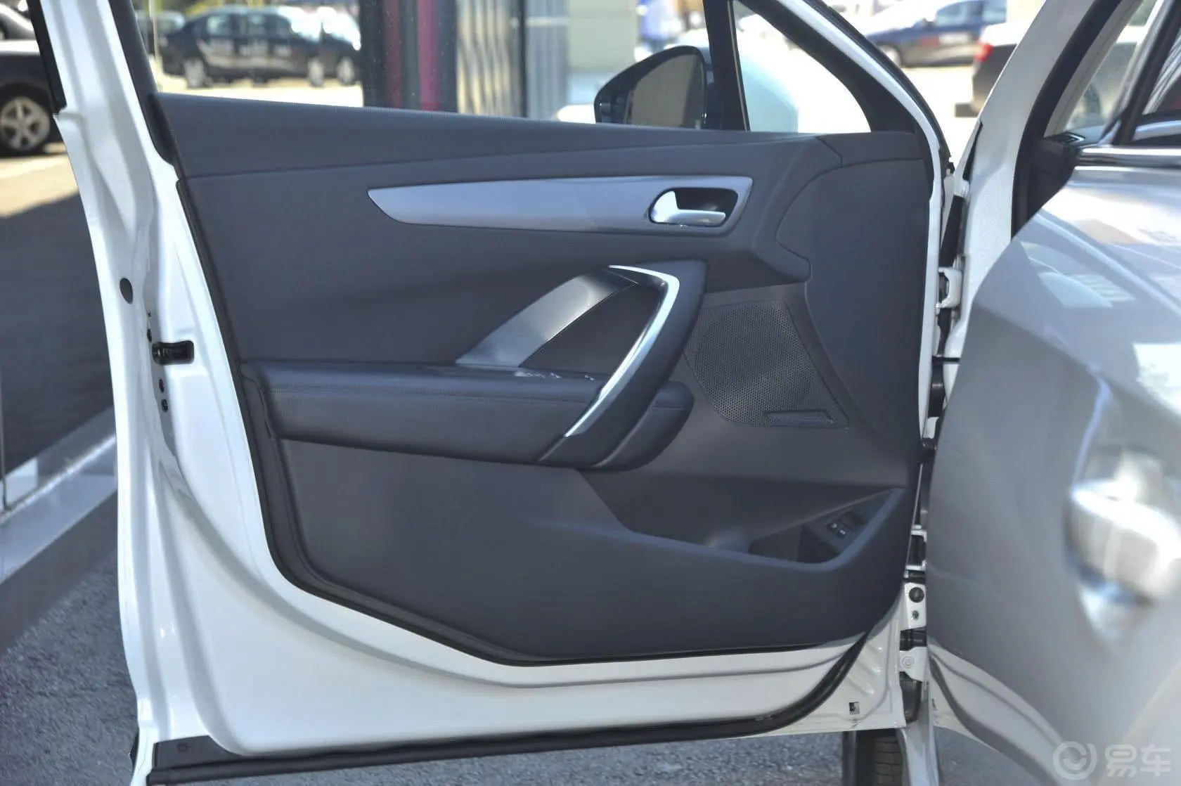 DS 5LS1.8L VTi140 自动舒适版驾驶员侧车门内门板