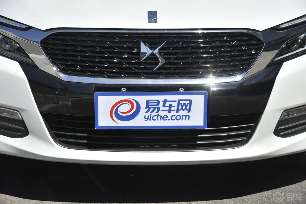 DS 5LS1.8L VTi140 自动舒适版前格栅侧俯拍