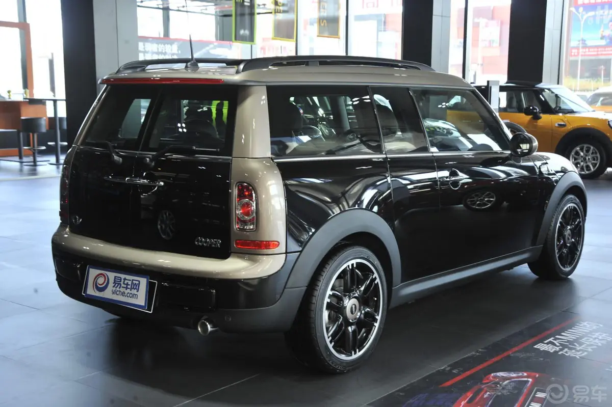 MINI CLUBMAN1.6L COOPER Bond Street侧后45度车头向右水平